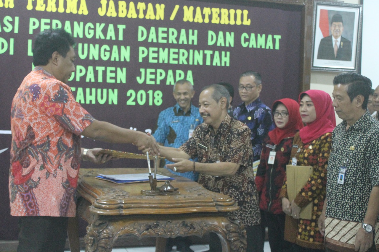 Serah Terima Materil Tanda Pejabat Tinggi Pratama dan Administrator Siap Melaksanakan Tugas